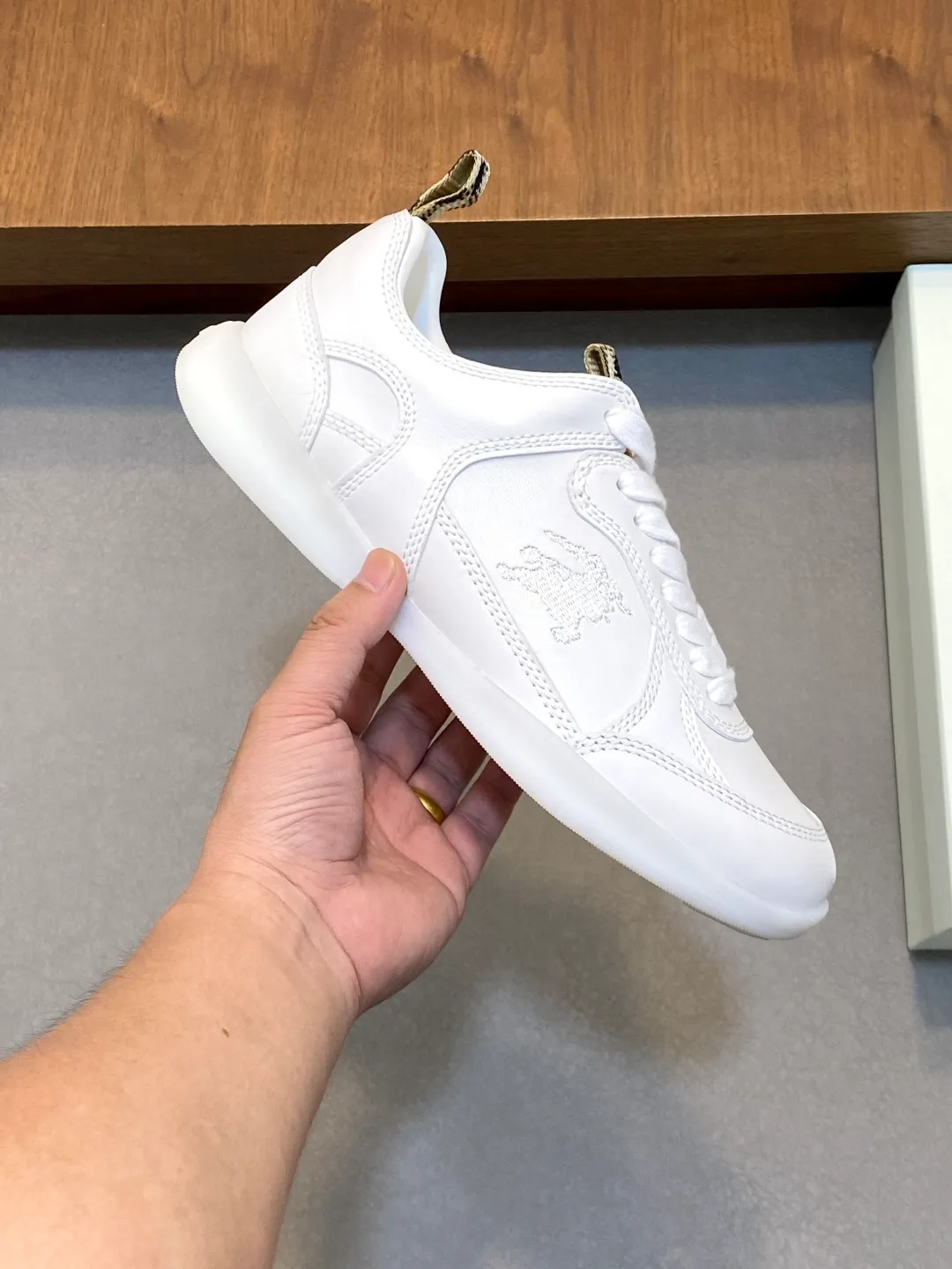 Men's men's shoes 💰660 𝐁𝐔𝐑𝐁𝐄𝐑𝐑𝐘# Burberry's new war horse plaid casual sneakers, new terrace casual sneakers·Burberry (Burberry) classic elements, super comfortable shoes··Knight blue non-slip soles. Finally I saw the latest diagonal checkered sneakers. The colors are really good-looking and can be matched with any way. Sneakers in cotton blend. Crafted in an Italian workshop, it features a worsted Burberry check pattern. Featuring a mesh lining and checkered laces, the rubber sole features the archive Burberry monogram. From Burberry's iconic collection, these wardrobe staples are interpreted with the brand's signature style. The round toe and tongue are embellished with the Equestrian Knight logo (EKD) label, leather insole, and the sole is embellished with the Burberry letter logo size: 38-44 (customized for 45 and 46)